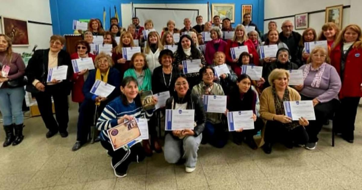 Por el Diacutea del Lector invitan al cafeacute literario Leer es un placer