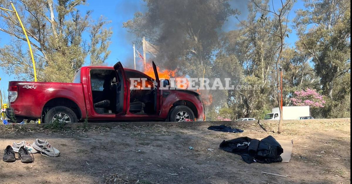VIDEO Paacutenico por una camioneta que se prendioacute fuego en plena marcha en el parque Aguirre