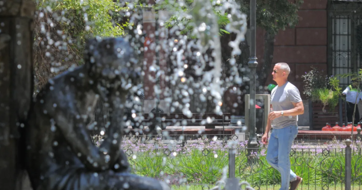 El invierno todaviacutea no terminoacute y Santiago vivioacute una jornada de calor
