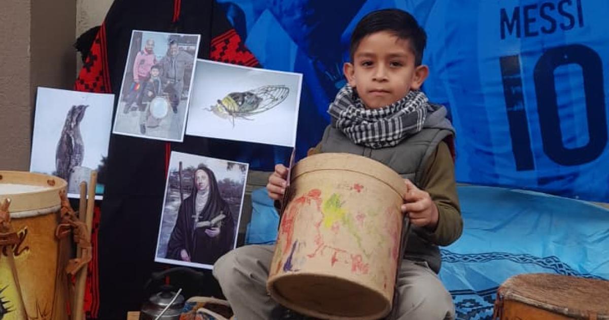 Gabriel el nintildeo que transforma tachos reciclados en bombos