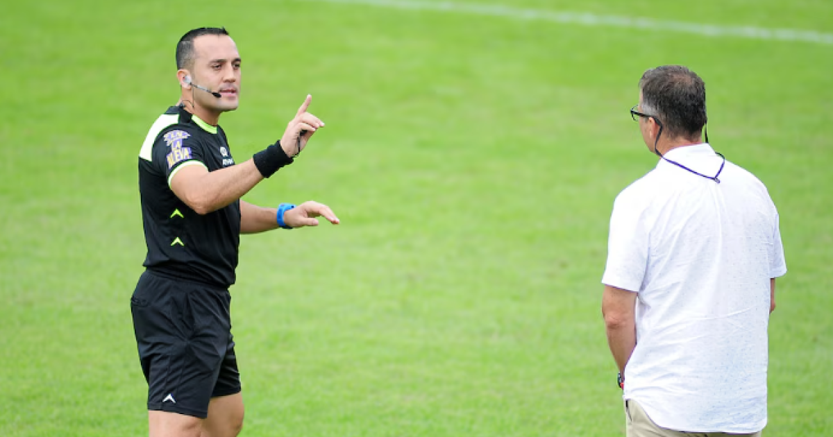 El castigo a Fernando Espinoza por su broma de farmear aura en un partido