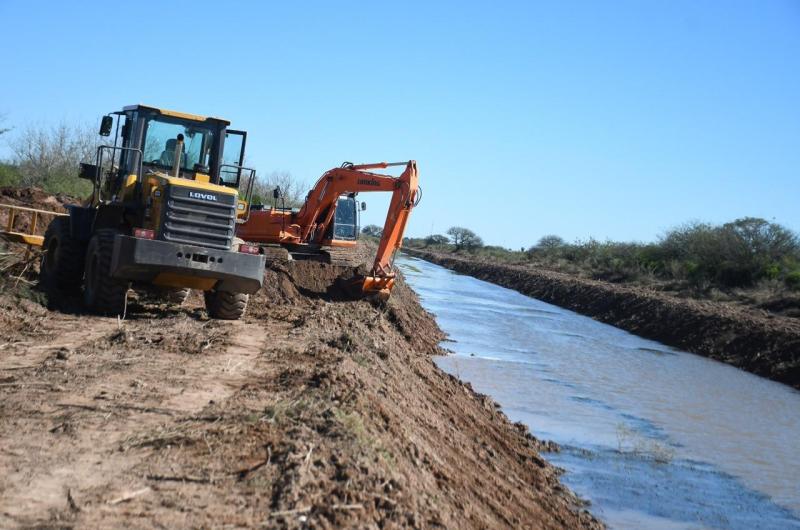 Realizan trabajos de desobstruccioacuten y perfilado en el canal madre de Antildeatuya