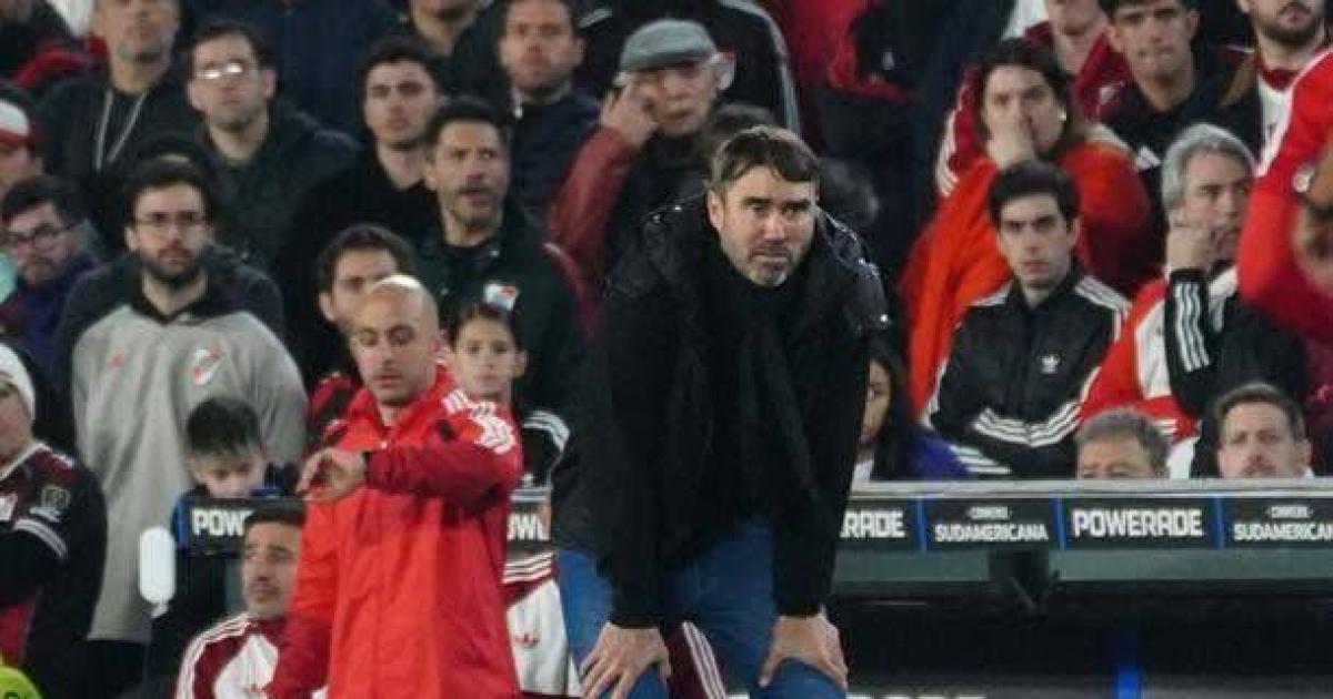 Los hinchas pidieron que se vayan todos y el futuro del DT quedoacute en duda
