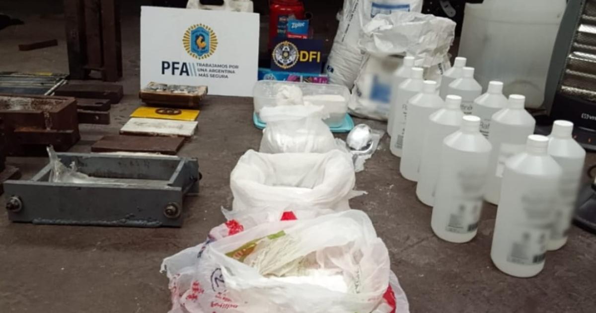 La Policiacutea Federal detuvo a cuatro miembros de una banda narco e incautoacute drogas de disentildeo