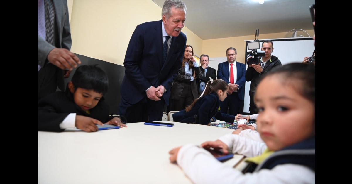 El gobernador Eliacuteas Suaacuterez inauguroacute obras en cuatro establecimientos educativos de loreto y Atamisqui y entregoacute viviendas sociales