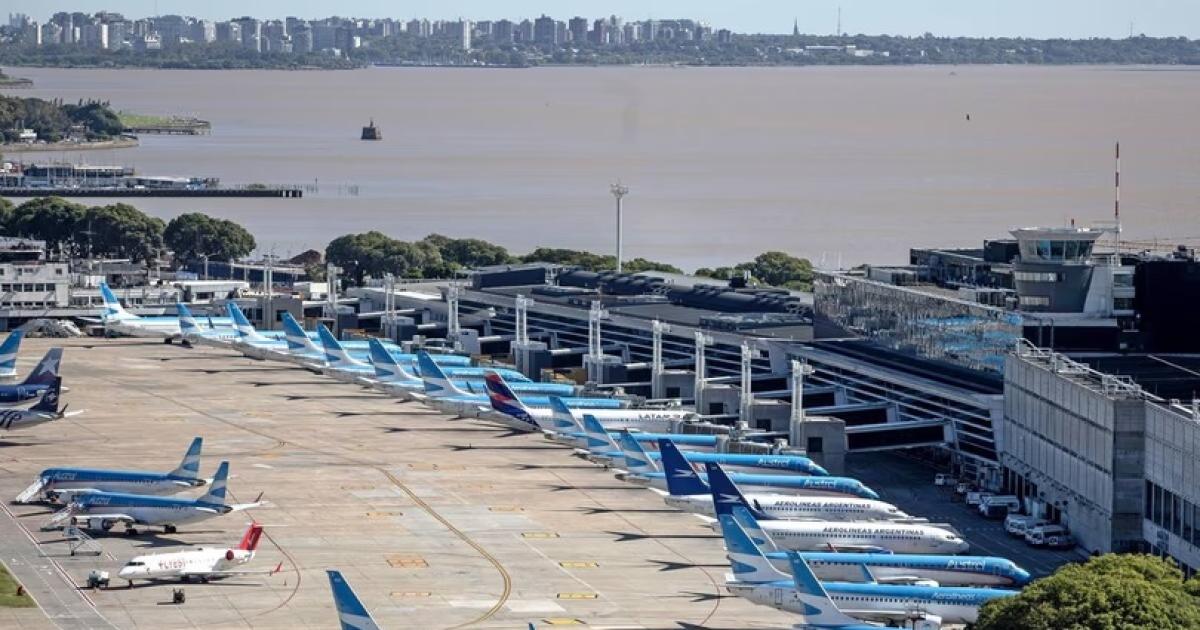 Aeroparque vuelve a operar tras 55 horas de cierre- cuaacutendo y desde queacute hora