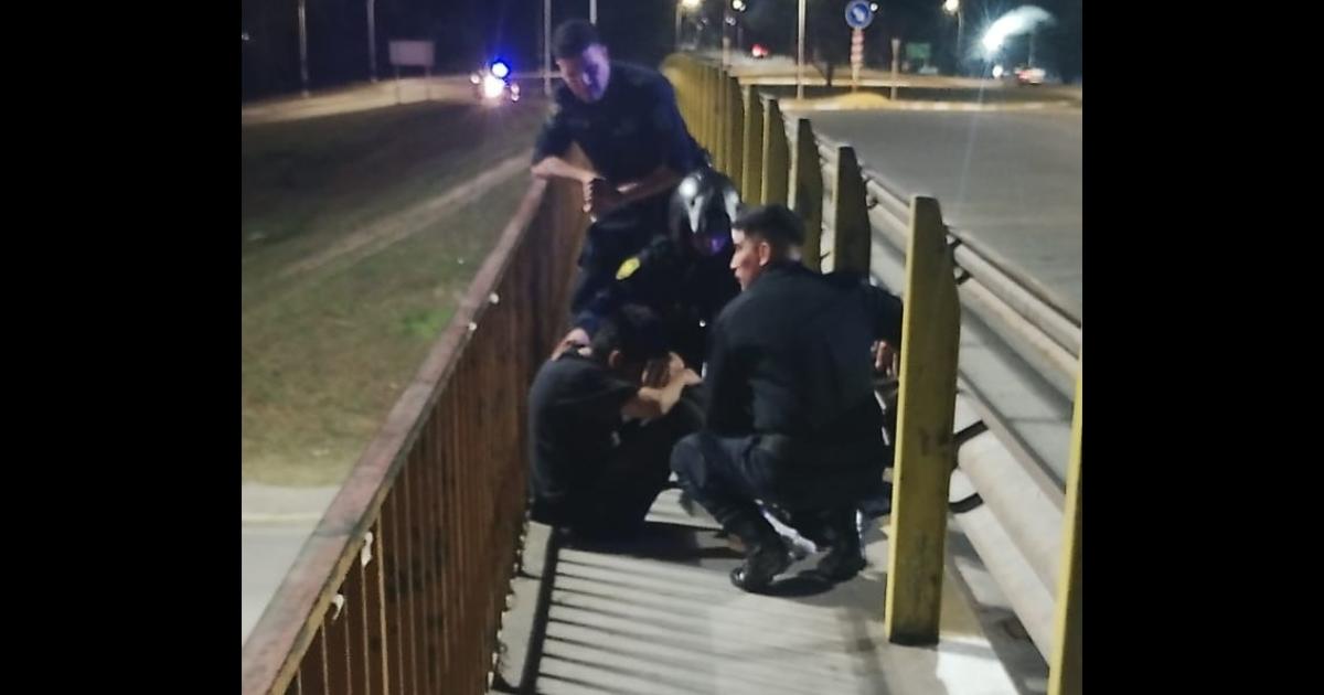Policiacuteas contuvieron y salvaron a un hombre en situacioacuten de riesgo en el Puente Aeacutereo de Nuacutentildeez del Prado