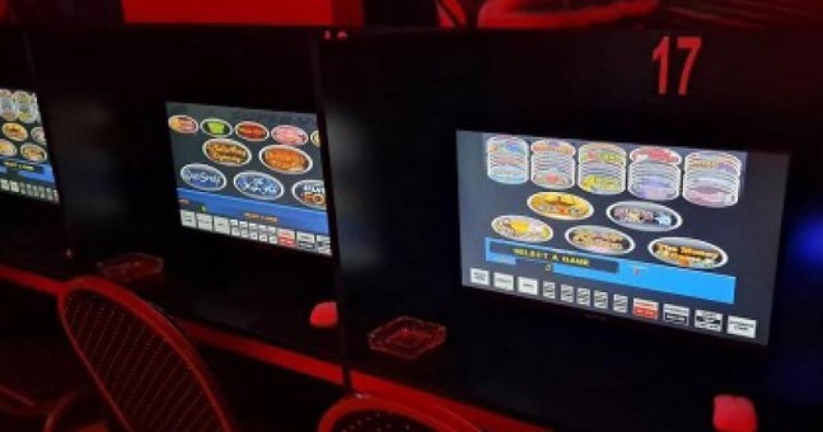 Condenaron a tres antildeos de prisioacuten en suspenso al duentildeo de un ciber que funcionaba como casino clandestino