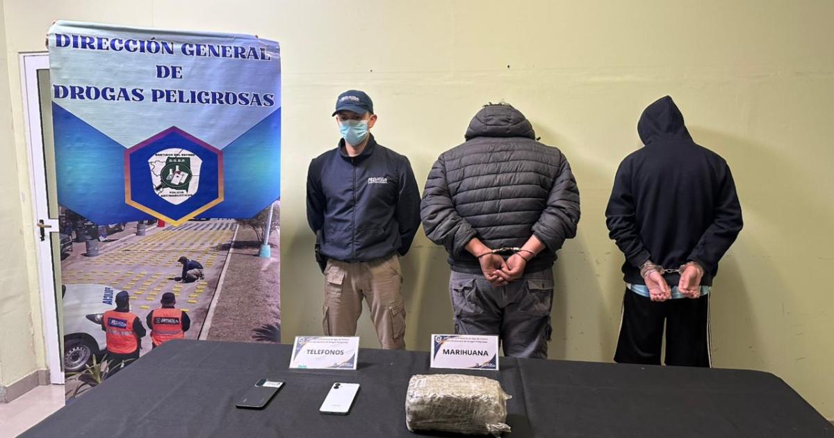 Dos detenidos en pleno centro bandentildeo- llevaban maacutes de un kilo de marihuana