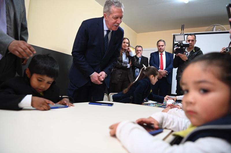 El gobernador Eliacuteas Suaacuterez inauguroacute obras en cuatro establecimientos educativos de loreto y Atamisqui y entregoacute viviendas sociales 