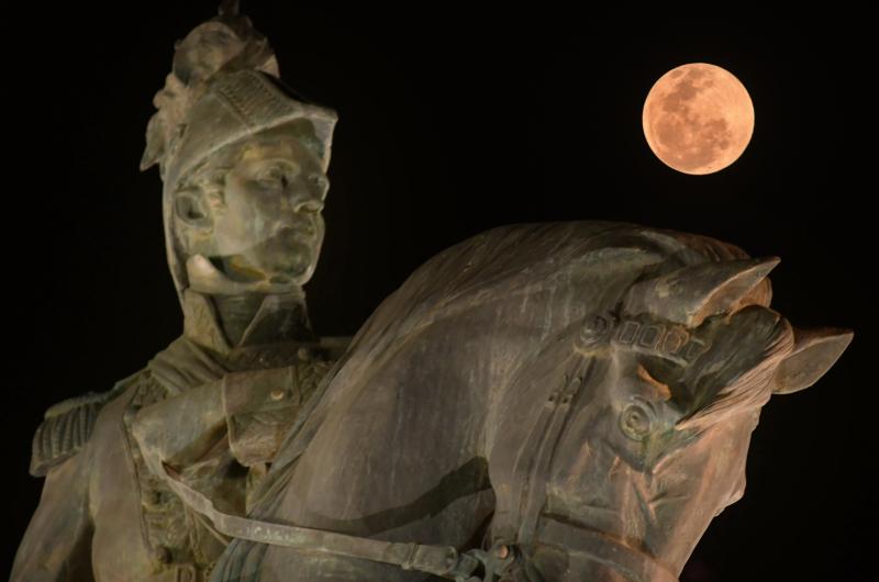 Comenzoacute el eclipse lunar y la Luna de Sangre ya se observa en Santiago