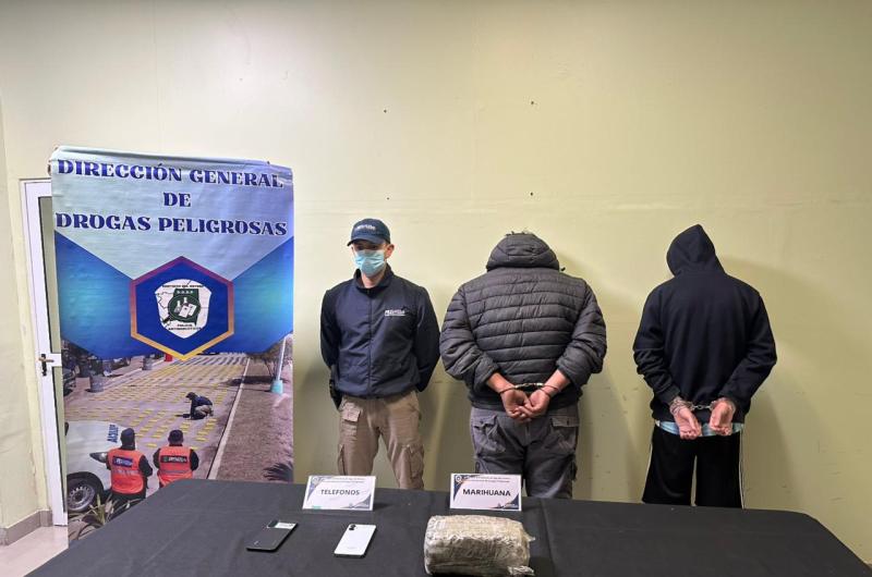 Dos detenidos en pleno centro bandentildeo- llevaban maacutes de un kilo de marihuana