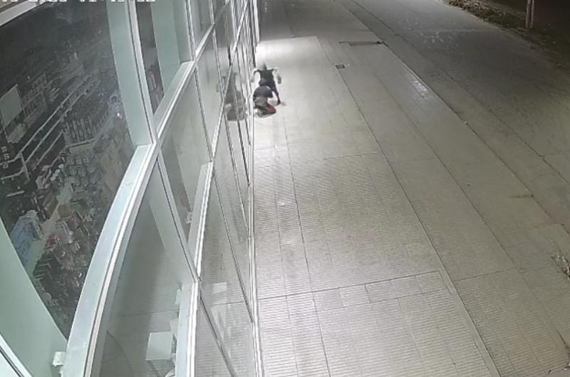 Dos sujetos atacaron un comercio durante la madrugada y escaparon