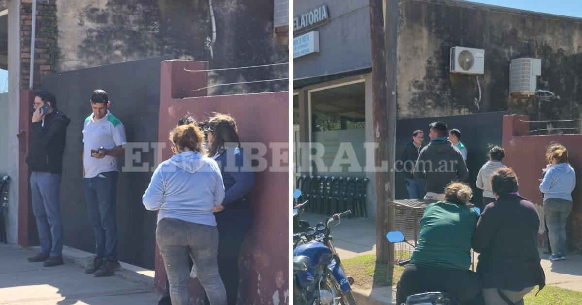 Vecinos en las inmediaciones de la sala velatoria