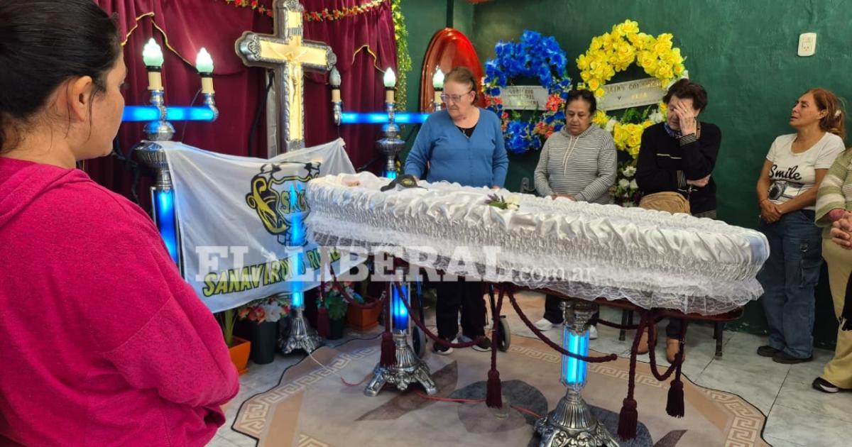 La madre del Polaco lo despide en la sala velatoria