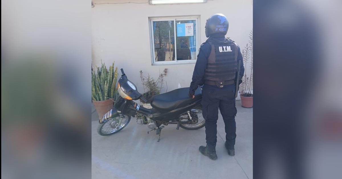 Detienen a dos joacutevenes con moto robada y un machete en el barrio San Fernando