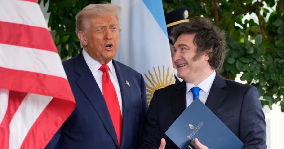 Los presidentes Donald Trump y Javier Milei durante un encuentro en Washington
