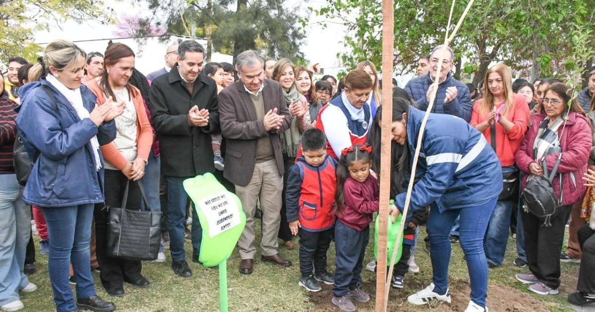 Jornada de concientizacioacuten por el Diacutea del Aacuterbol en el barrio Borges