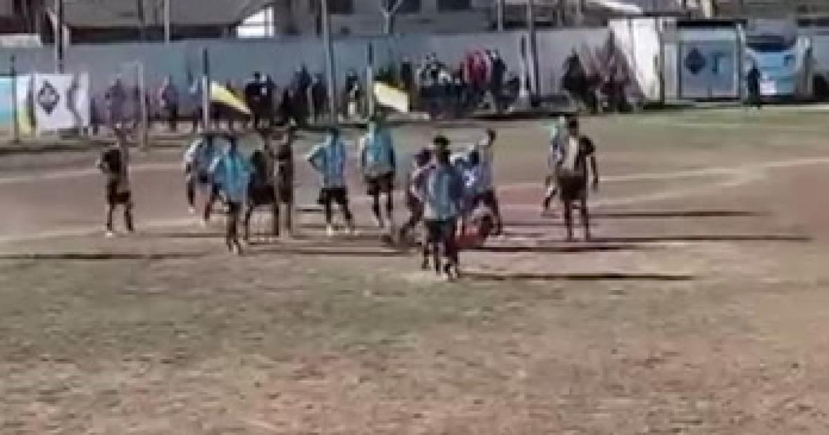Jugaba al fuacutetbol 5 discutioacute con un rival y terminoacute apuntildealado