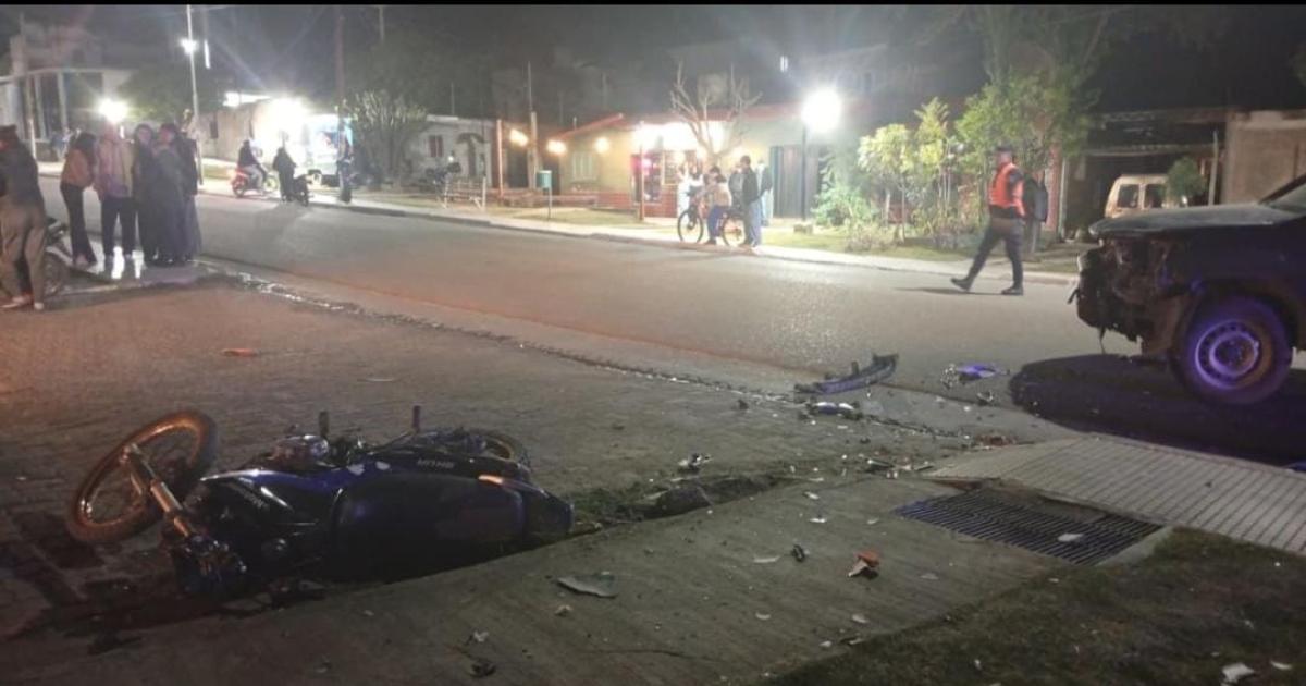 Un motociclista ebrio sufrioacute graves fracturas tras chocar contra una camioneta