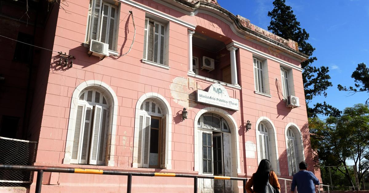 Acusan a pareja de atacar a una familia con palos y laacutetigos