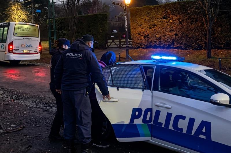Golpeoacute a una mujer y amenazoacute con un arma blanca a un taxista que intentoacute defenderla
