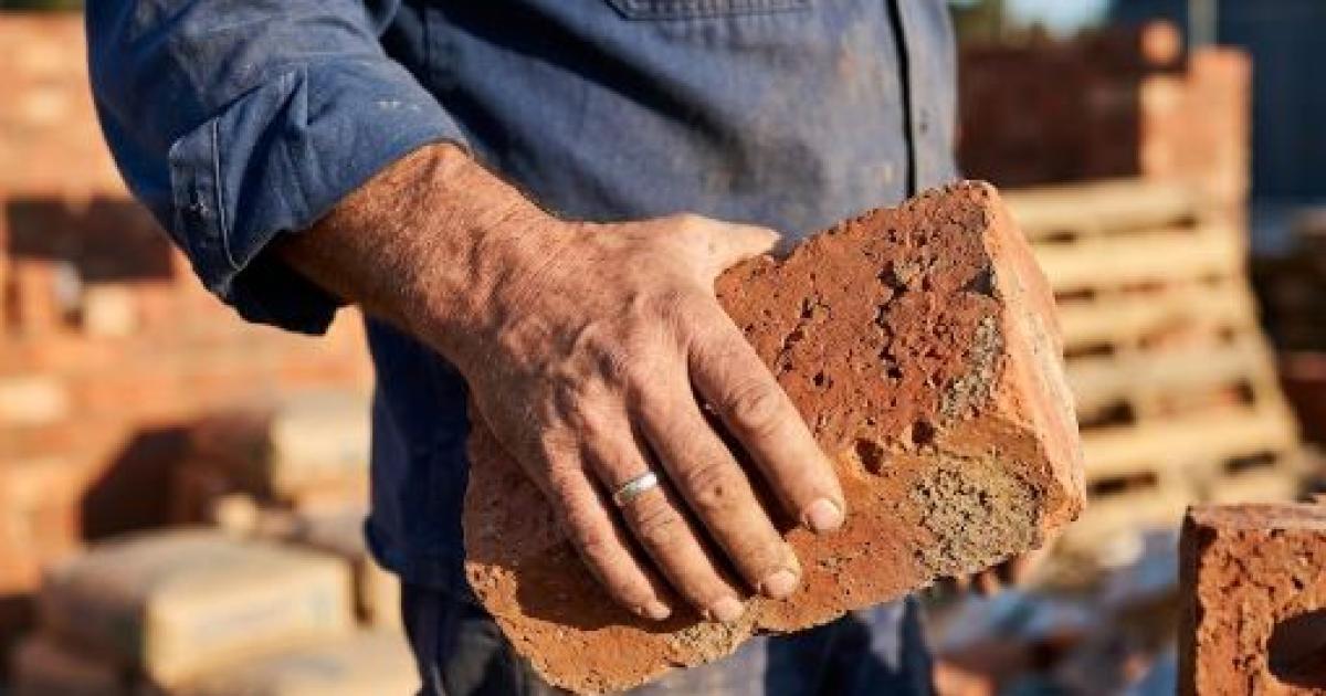 Sujeto violento atacó a su expareja con un ladrillo - Foto IA