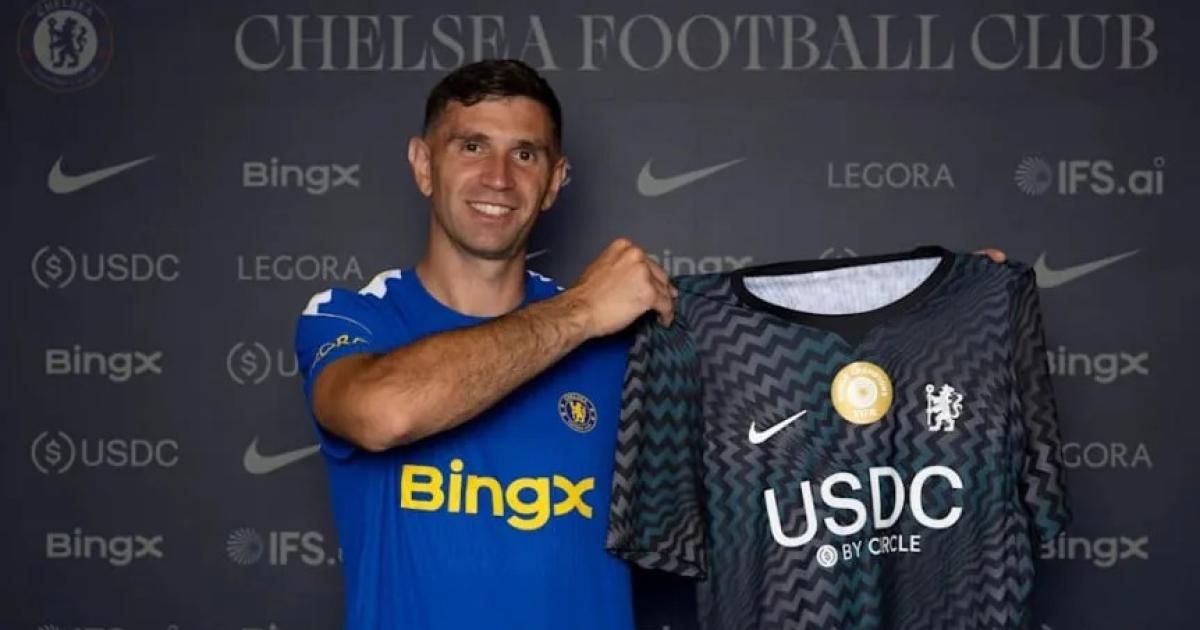 De azul y listo para debutar- Emiliano Dibu Martínez posa con la camiseta de Chelsea tras confirmarse su fichaje por tres temporadas (Foto- @ChelseaFC)