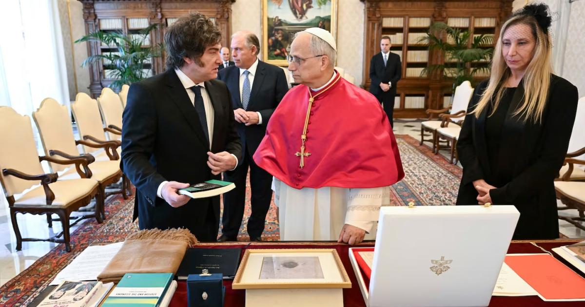 Audiencia en el Vaticano- el presidente Javier Milei junto al papa León XIV durante su encuentro privado en la Santa Sede (Foto- Presidencia)
