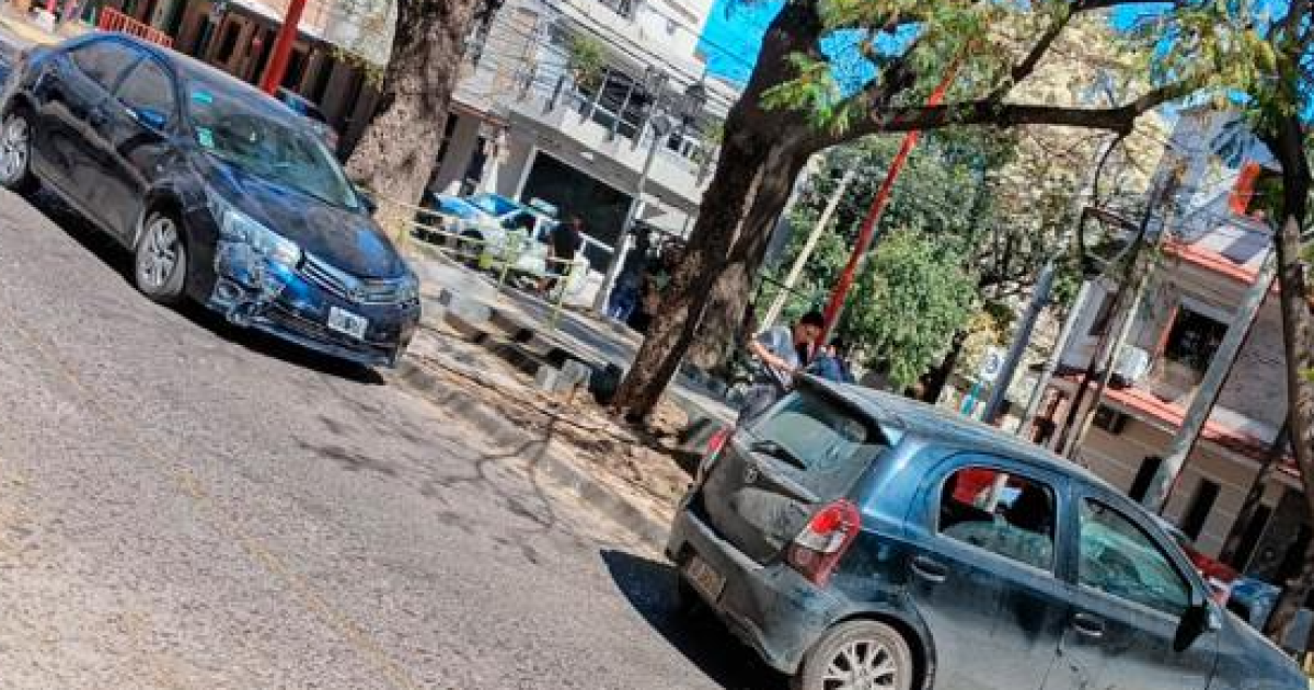 Choque frente a Tribunales un auto termino sobre el paseo Absalón Rojas