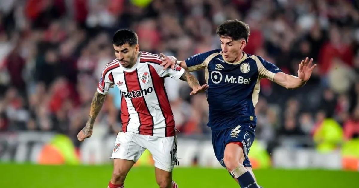 Francisco Álvarez en la ltima visita de Argentinos a River marcando a Ángel Correa (Marcelo EndelliGetty Images)