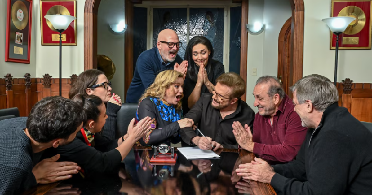 Los hermanos Pimpinela Lucía y Joaquín Galn firmando el contrato para la película