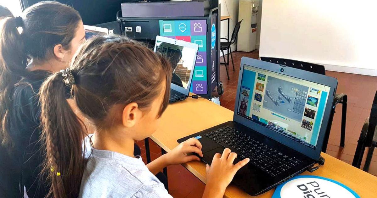 Inscriben para el curso de Programacioacuten con Scratch para nintildeos