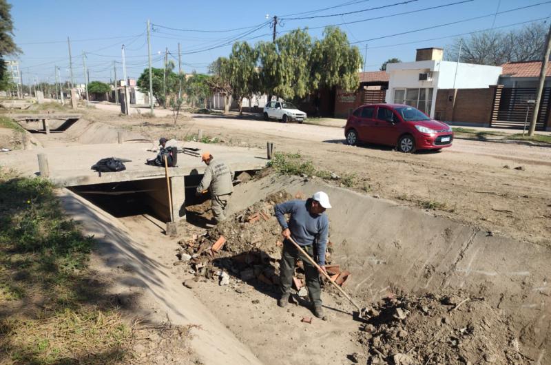 Aceleran tareas de mantenimiento de desaguumles pluviales