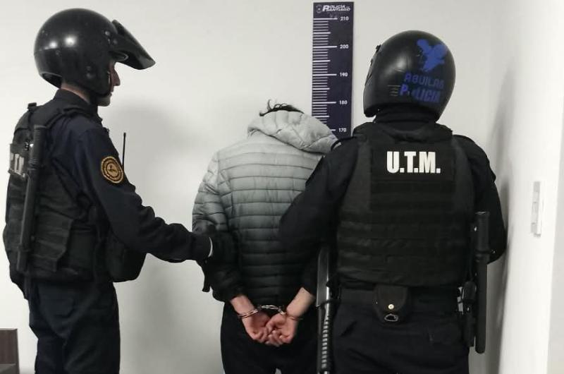 Detuvieron a un hombre acusado de arrebatarle el celular a una mujer 