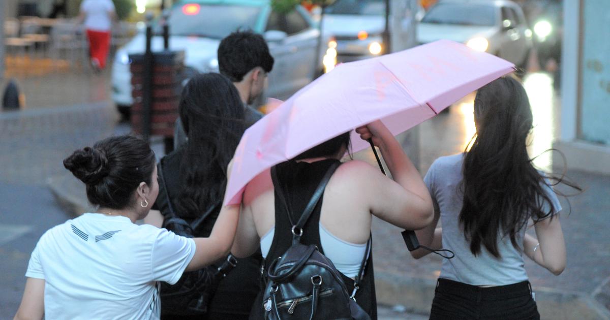 Santiago tendraacute un mieacutercoles nublado y con posibles tormentas durante la noche