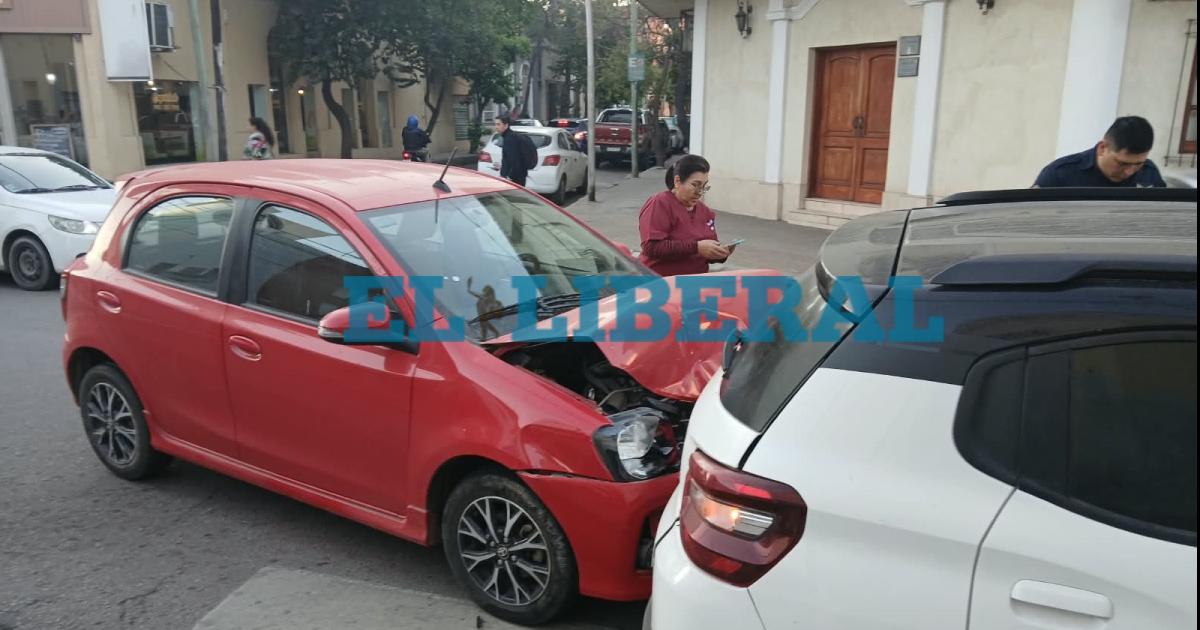 Accidente de autos en el centro santiagueño