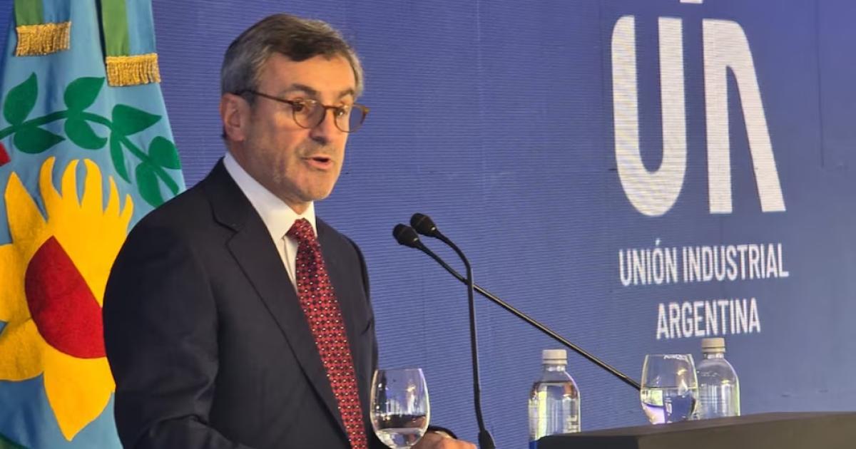 Martín Rappallini ofrece un discurso en un estrado durante la conmemoración del Día de la Industria organizado por la Unión Industrial Argentina (Foto-Infobae)