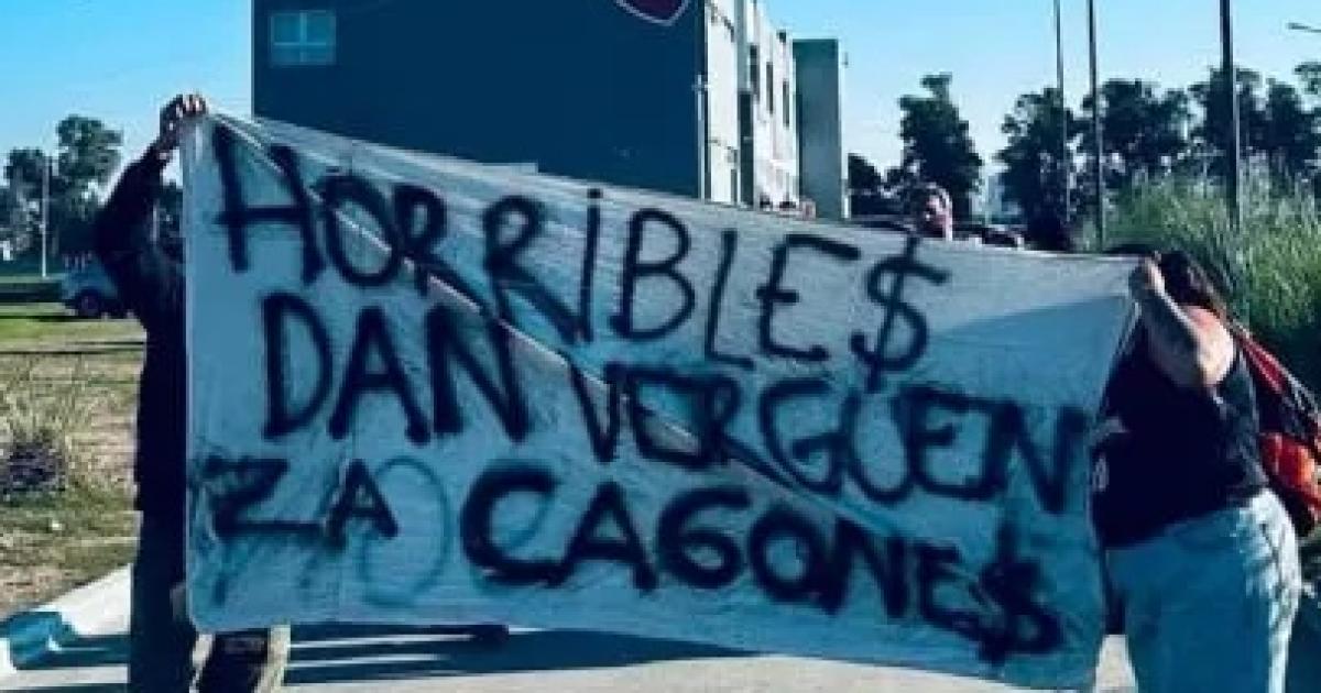 La bandera de un grupo de hinchas de Independiente que ingresó al predio