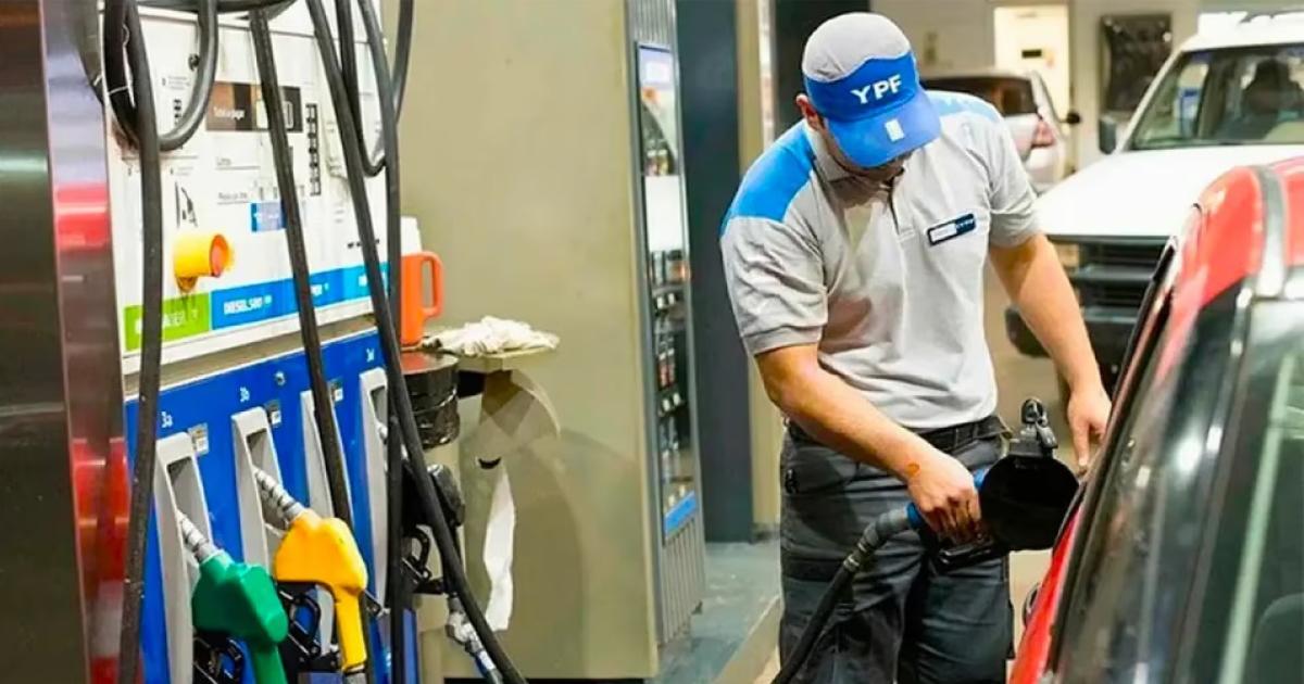 Otro siacutentoma del estancamiento- sigue la caiacuteda en la venta de combustible