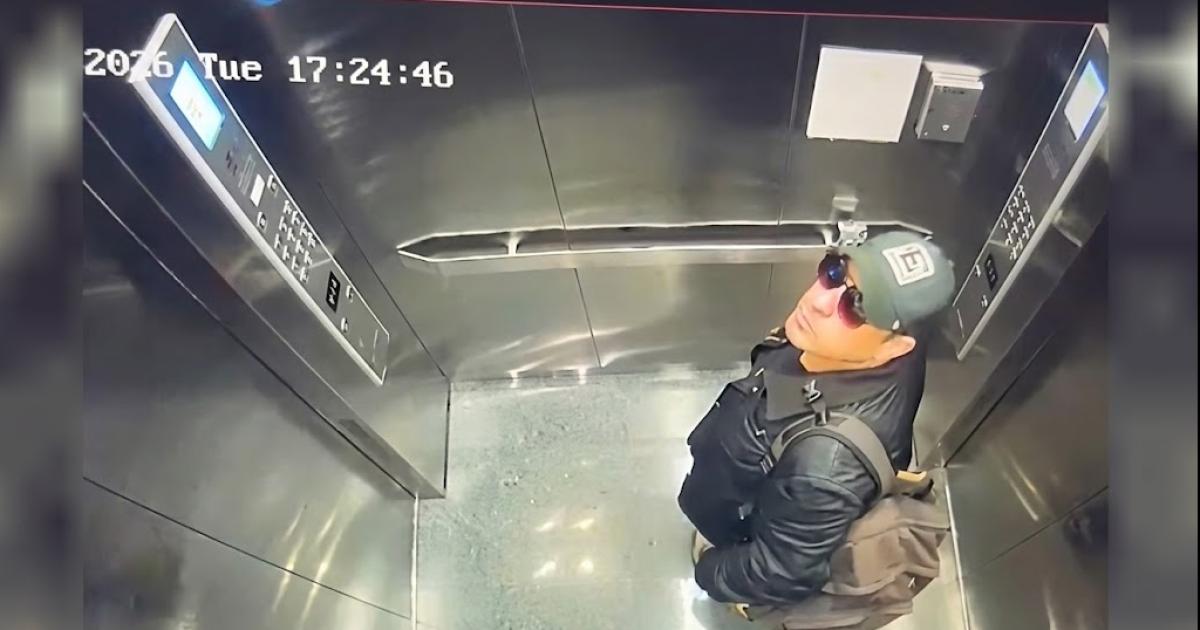 Así ingresaba el argentino al departamento donde se cometieron los brutales asesinatos (Foto- Captura de video)