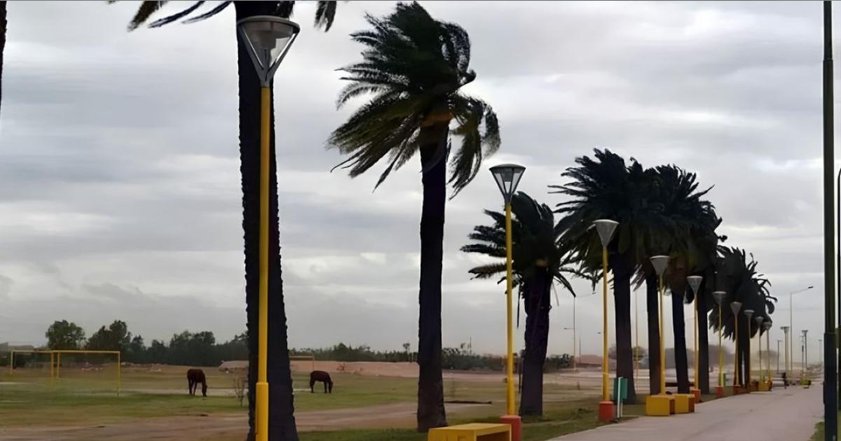 Alerta amarilla en Santiago del Estero- advierten evitar la zona del Parque Aguirre por fuertes raacutefagas de viento