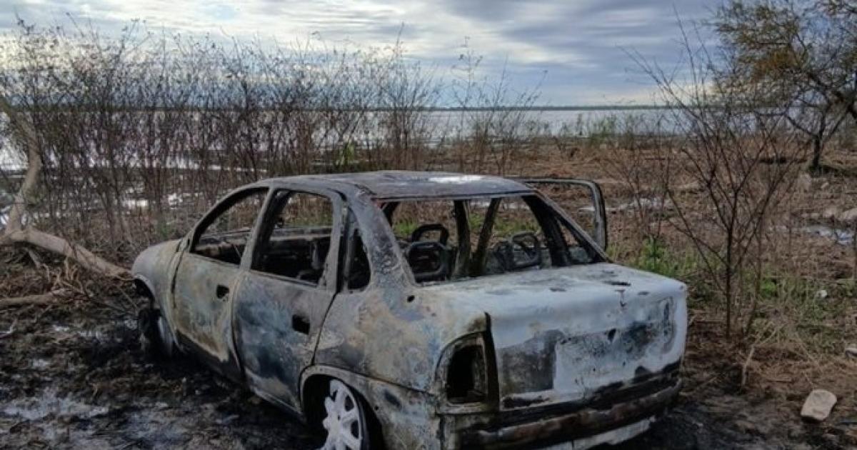 El vehículo estaba incendiado en la bajada del Espinillo en Villa Gobernador Glvez (Foto- Policía de Santa Fe)
