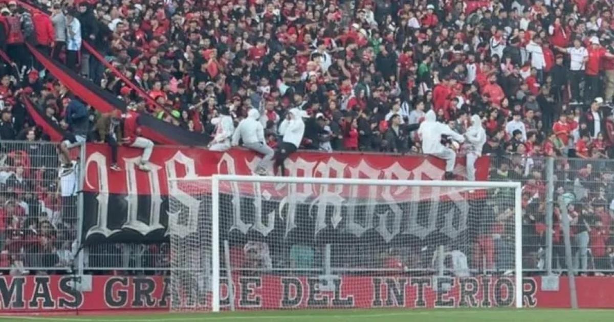 Miles de hinchas Leprosos realizaron el banderazo (Foto- TyC Sport)