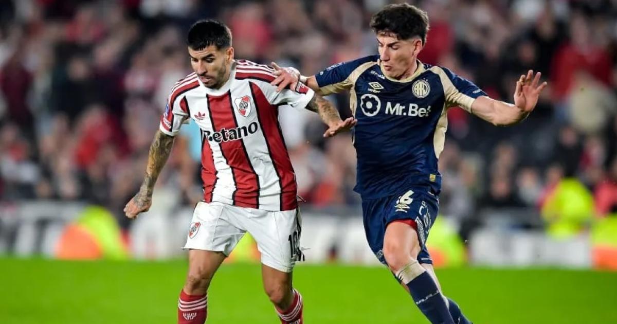 Francisco Álvarez en la ltima visita de Argentinos a River marcando a Ángel Correa (Marcelo EndelliGetty Images)