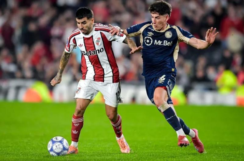 Francisco Álvarez en la �ltima visita de Argentinos a River marcando a Ángel Correa (Marcelo EndelliGetty Images)