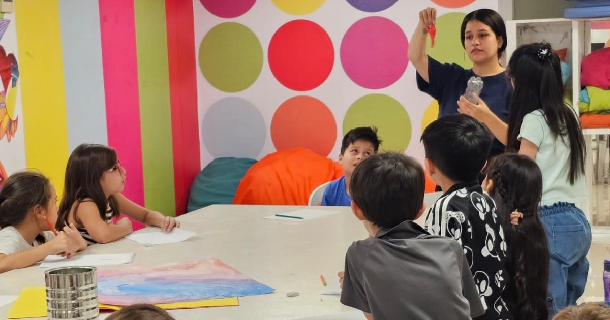 Los nintildeos tendraacuten la oportunidad de aprender el arte Falso Vitreaux