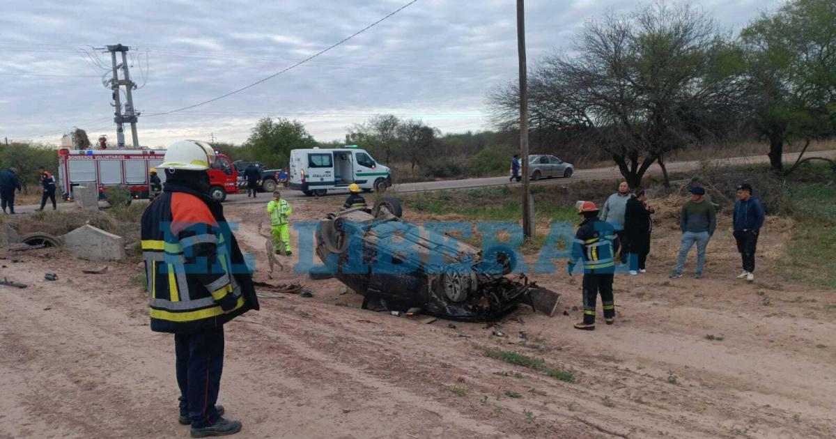 Vuelco en la localidad de la Puerta- un auto terminoacute en la banquina tras sufrir un desperfecto en una cubierta