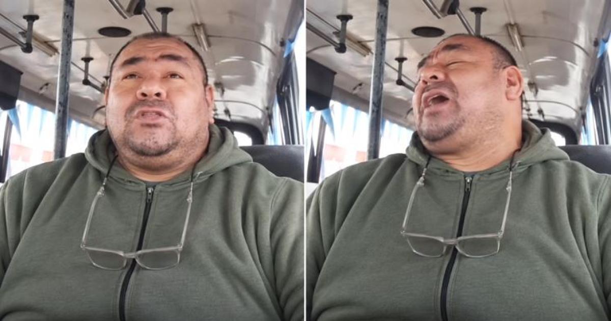 Un chofer convirtioacute el viaje en una pentildea sobre ruedas- cantoacute una chacarera con los estudiantes y el video se hizo viral