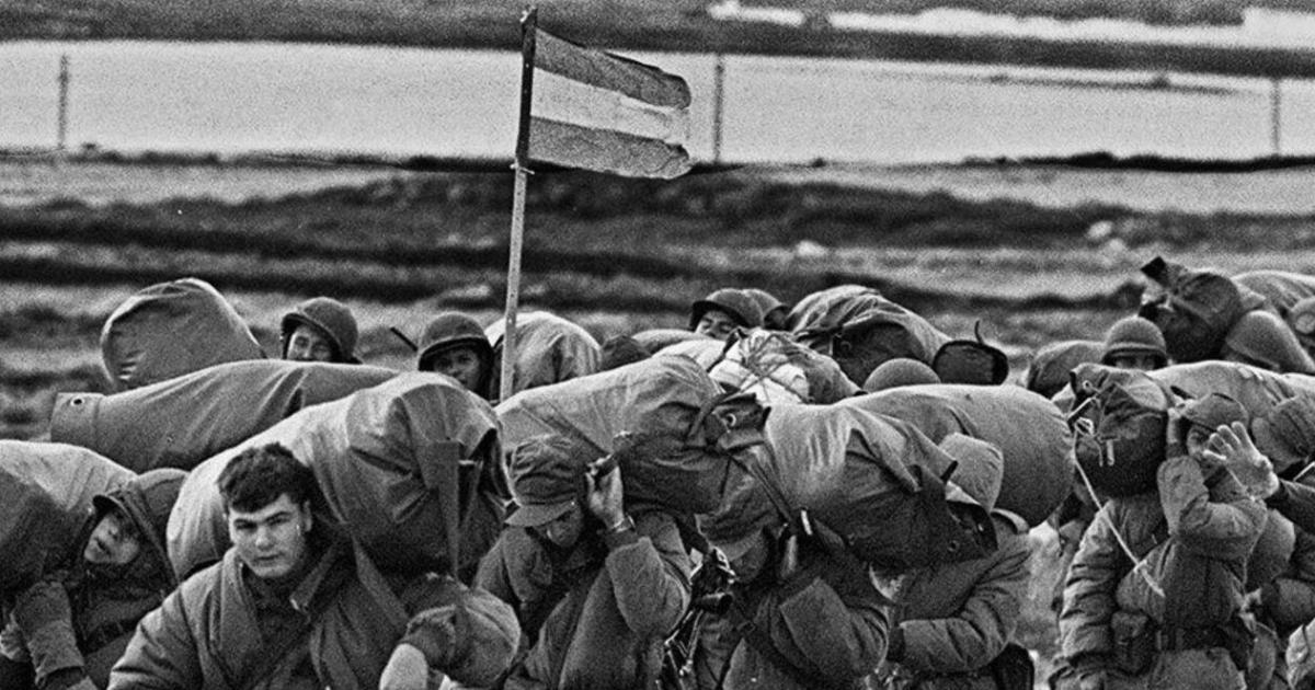 Soldados argentinos son vistos el 13 de abril de 1982 camino a ocupar la base de los marines capturados en Puerto ArgentinoStanley unos días después de que la dictadura argentina se apoderara de las Islas MalvinasFalklands Daniel García  AFP